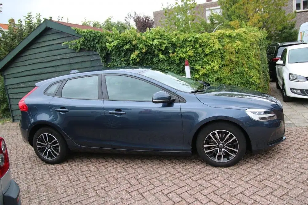 Volvo V40 2.0 T2 Momentum Navi uit 2020, foto 2