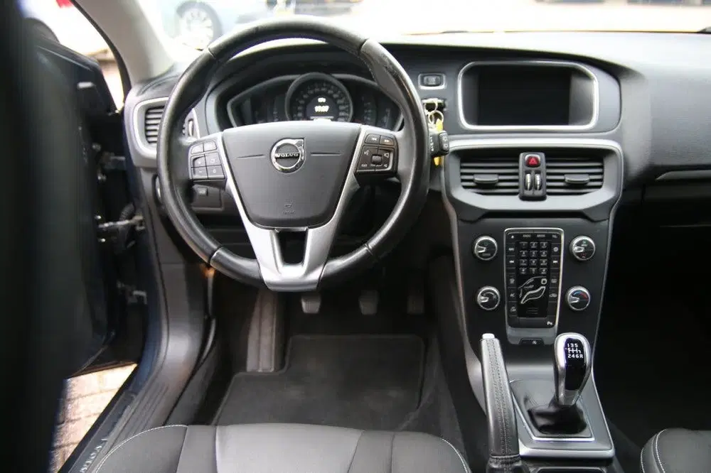 Volvo V40 2.0 T2 Momentum Navi uit 2020, foto 3