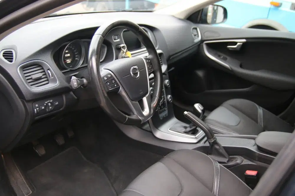 Volvo V40 2.0 T2 Momentum Navi uit 2020, foto 4