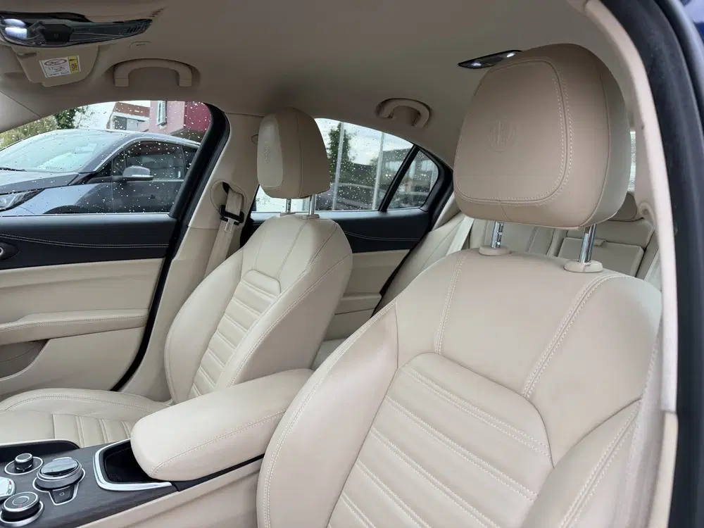 Alfa Romeo Giulia 2.0T TI 200pk Harman Kardon uit 2021, foto 4