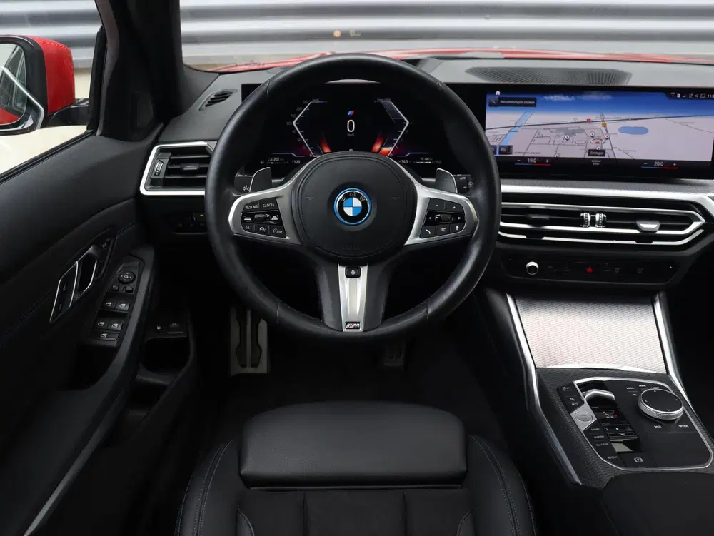 BMW 3-serie Touring 330e uit 2022, foto 10