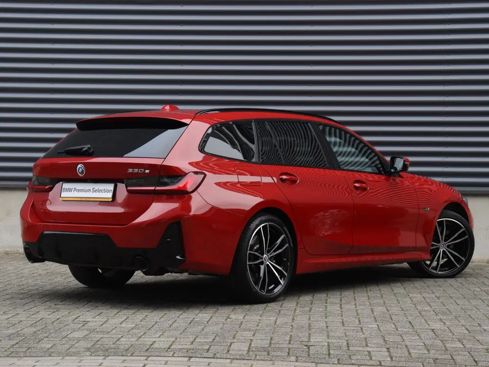 BMW 3-serie Touring 330e uit 2022, foto 2