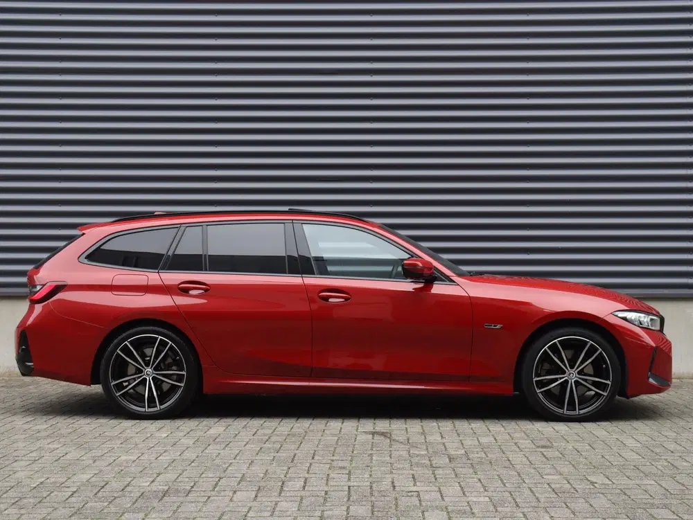 BMW 3-serie Touring 330e uit 2022, foto 5
