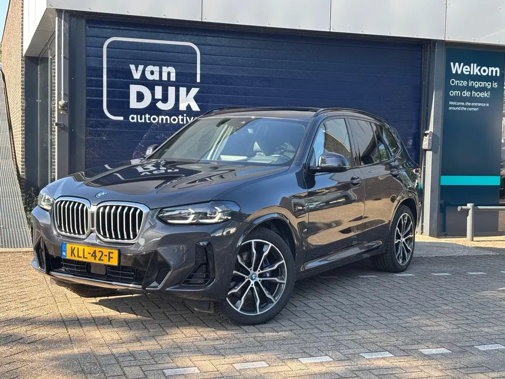 BMW X3 xDrive30e High Executive M-Sport Panoramad uit 2023