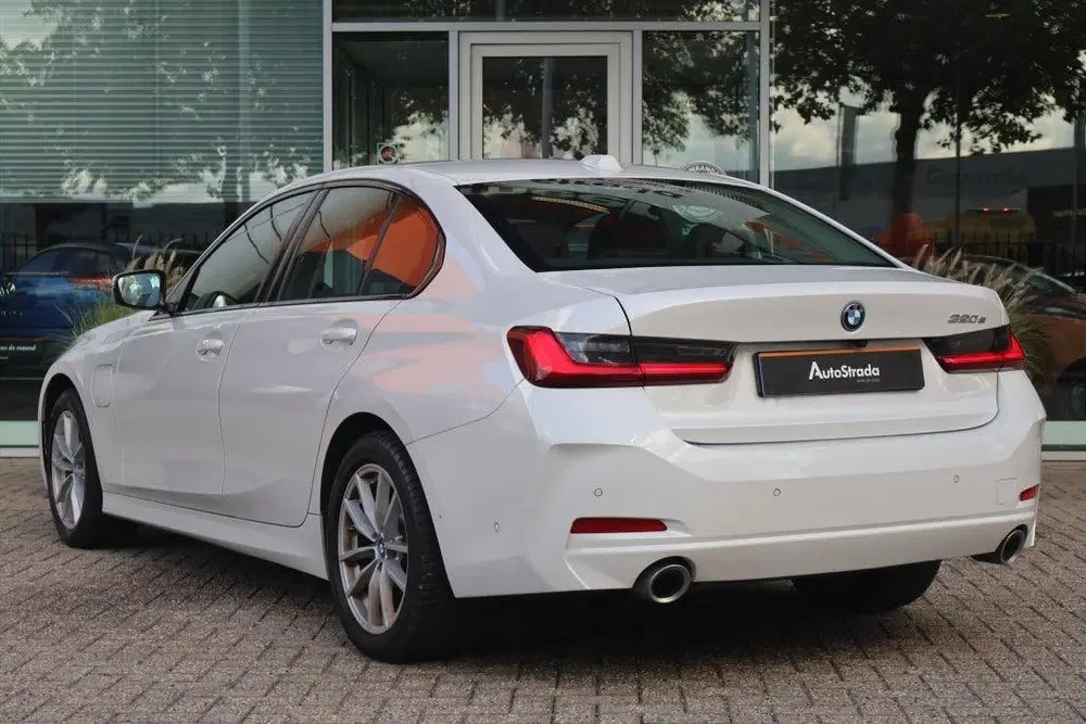 BMW 3-serie (g20) 320e High Executive 204pk uit 2024, foto 2