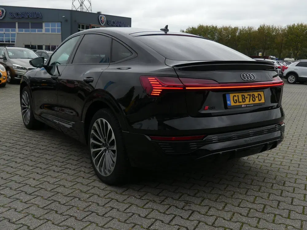 Audi Q8 55 quattro S Edition Competition 11 uit 2024, foto 3