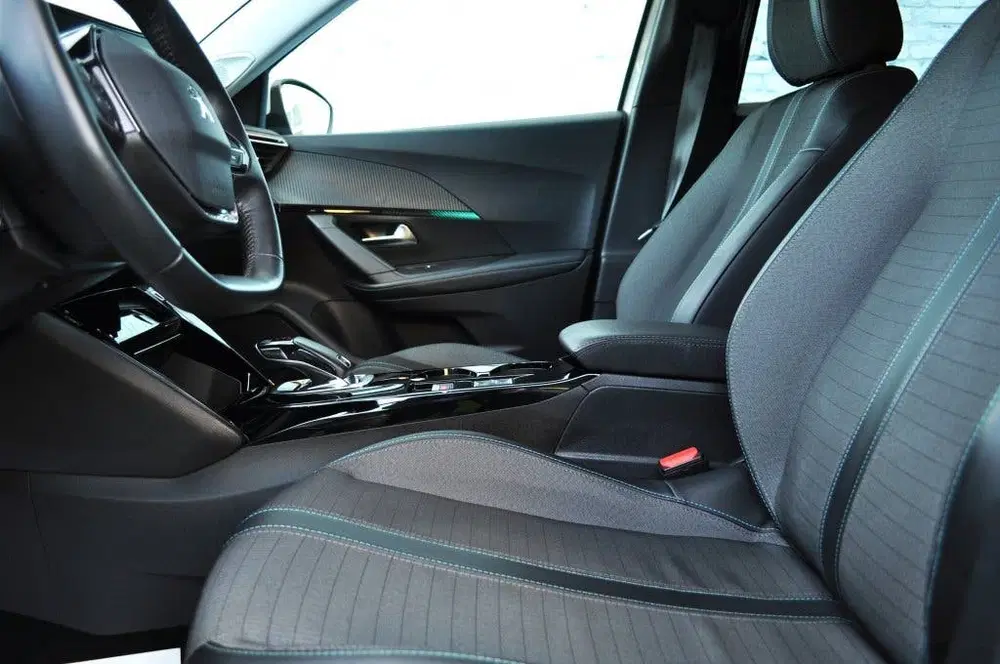 Peugeot 2008 1.2 PT Allure Pack uit 2021, foto 10