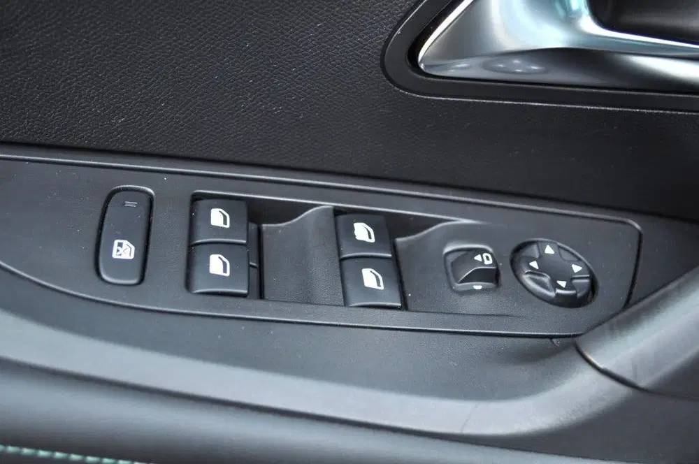 Peugeot 2008 1.2 PT Allure Pack uit 2021, foto 11