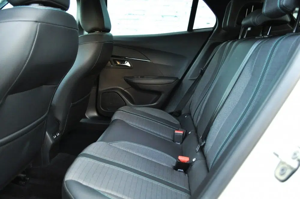 Peugeot 2008 1.2 PT Allure Pack uit 2021, foto 7