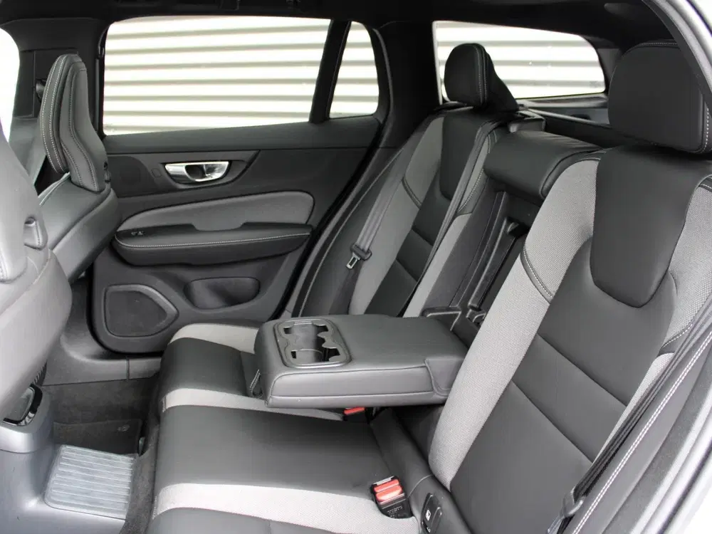 Volvo V60 2.0 T8 Plug-in hybrid AWD Plus Dark Automa uit 2026, foto 15