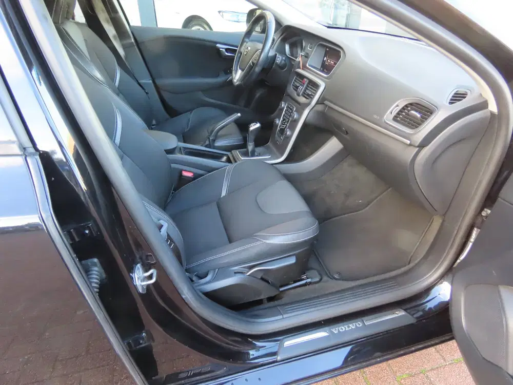 Volvo V40 2.0 T2 Navi LED 18" PDC Cruise Bluetooth uit 2019, foto 8