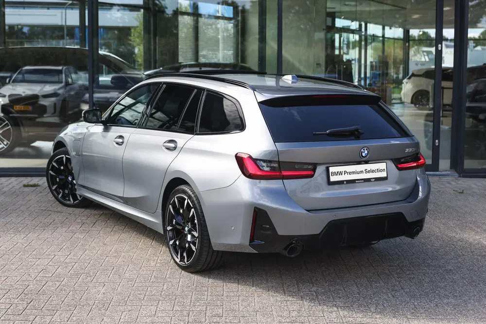 BMW 3-serie 330e M Sport Automaat uit 2026, foto 2