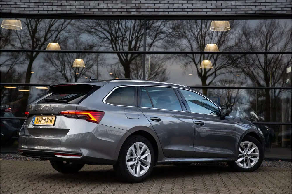 Skoda Octavia 1.5 TSI MHEV Business Edition uit 2025, foto 2
