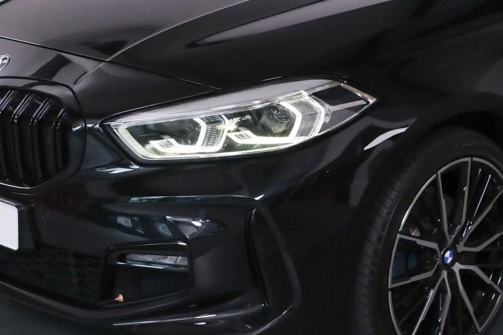 BMW 1-serie 118d High Executive M-sport HUD uit 2020, foto 10