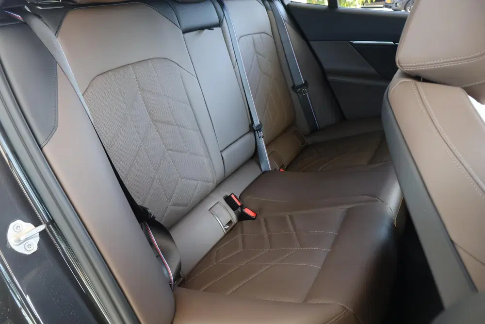 BMW 5-serie 530e uit 2025, foto 8