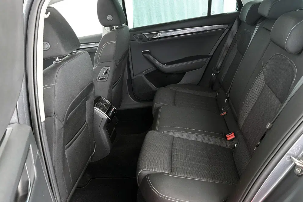 Skoda Superb 1.4 TSI iV Style Panoramadak Matrix LED M uit 2023, foto 10