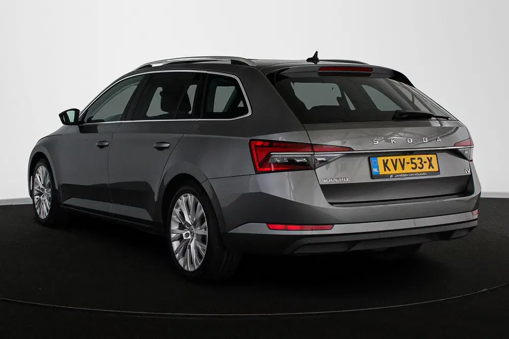 Skoda Superb 1.4 TSI iV Style Panoramadak Matrix LED M uit 2023, foto 4