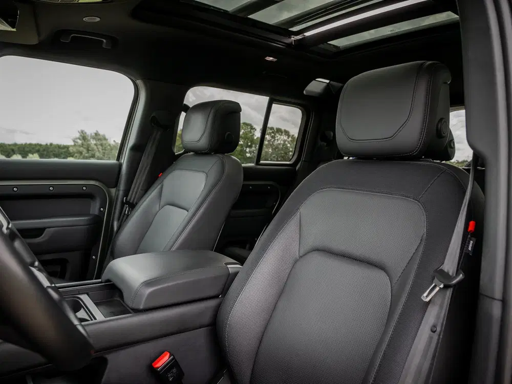 Land Rover Defender 2.0 P400e X-Dynamic HSE uit 2022, foto 7