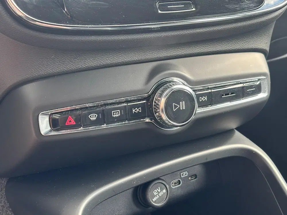 Volvo XC40 2.0 B4 Plus Dark uit 2025, foto 13