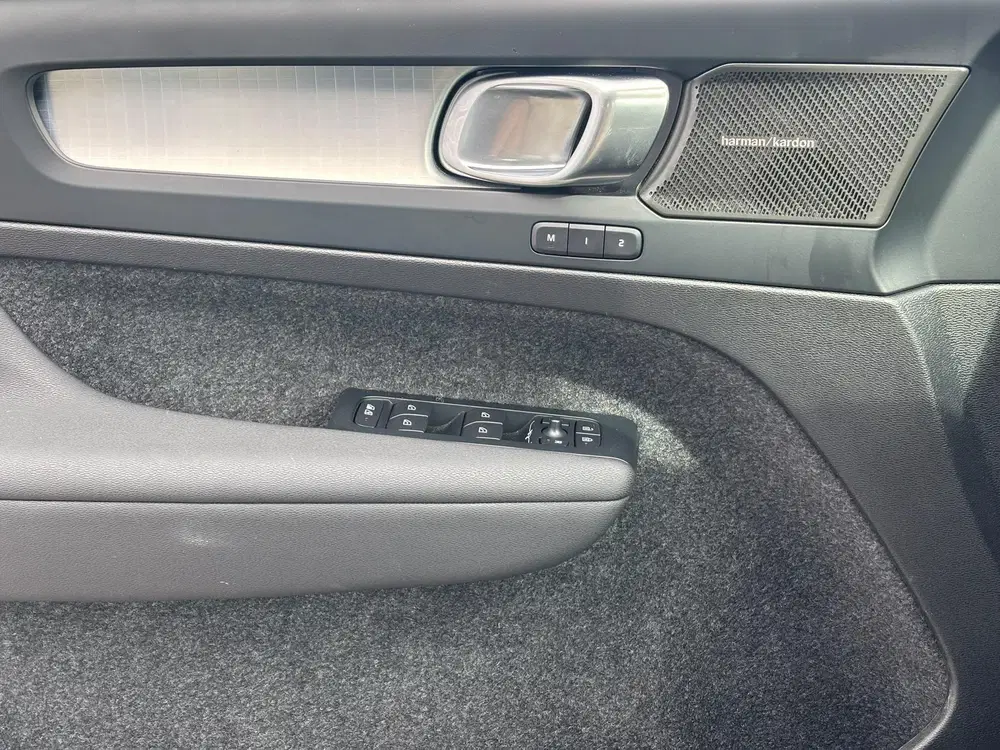 Volvo XC40 2.0 B4 Plus Dark uit 2025, foto 14