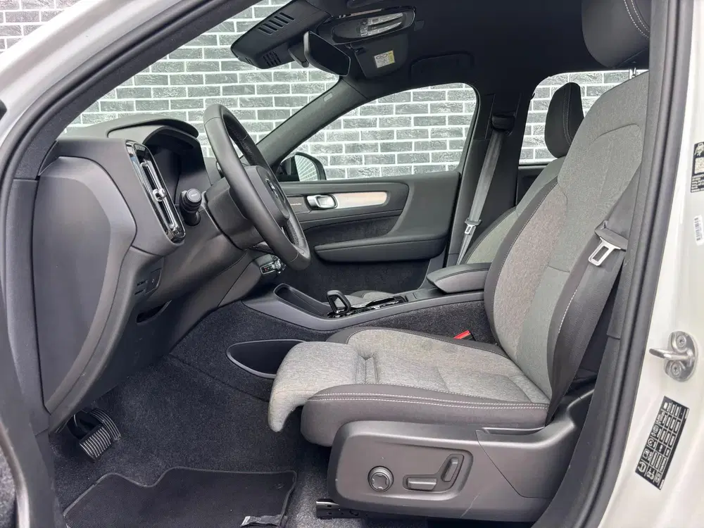 Volvo XC40 2.0 B4 Plus Dark uit 2025, foto 15