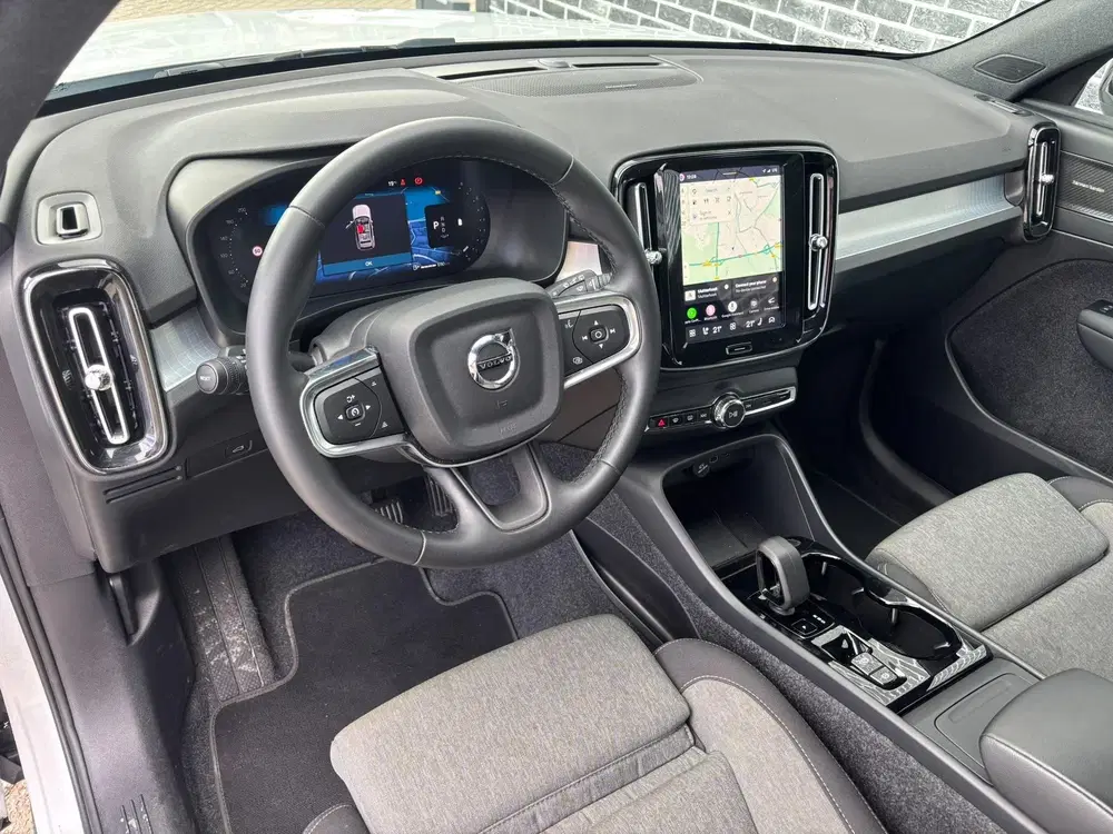 Volvo XC40 2.0 B4 Plus Dark uit 2025, foto 2