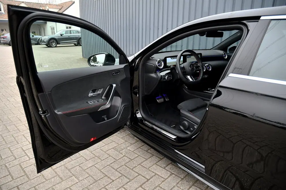 Mercedes-Benz A-Klasse 200 177pk MHEV 7G-DCT AMG Line 04-202 uit 2024, foto 10