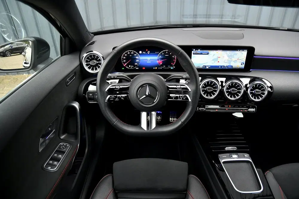Mercedes-Benz A-Klasse 200 177pk MHEV 7G-DCT AMG Line 04-202 uit 2024, foto 13