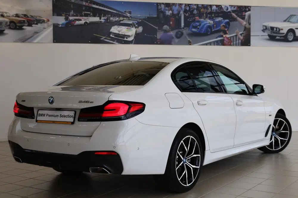 BMW 5-serie Sedan 545e xDrive High Executive uit 2022, foto 2