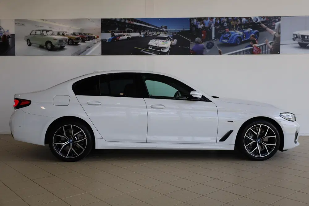 BMW 5-serie Sedan 545e xDrive High Executive uit 2022, foto 3