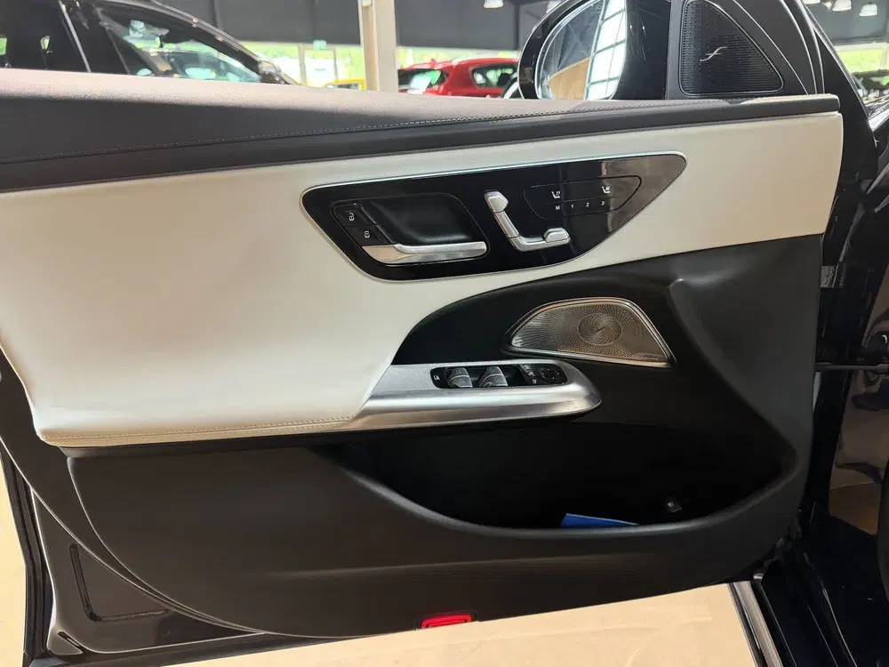 Mercedes-Benz E-Klasse 300 e AMG Line Pano uit 2023, foto 13