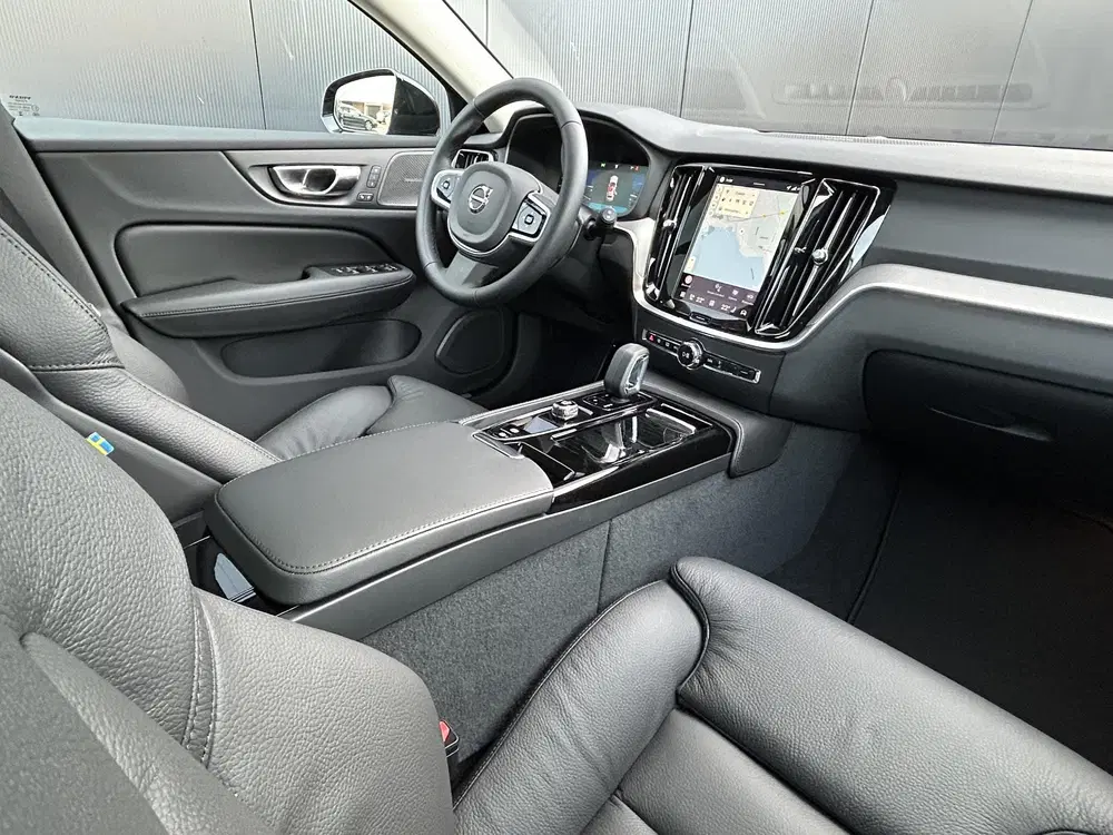 Volvo V60 2.0 T8 Plug-in hybrid AWD Plus Dark 360 ca uit 2026, foto 4