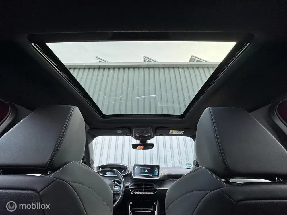 Peugeot 2008 EV GT uit 2021, foto 4