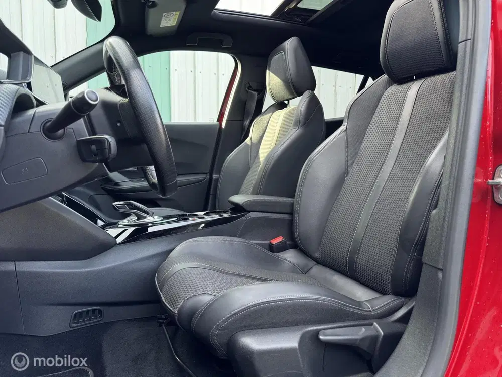 Peugeot 2008 EV GT uit 2021, foto 5