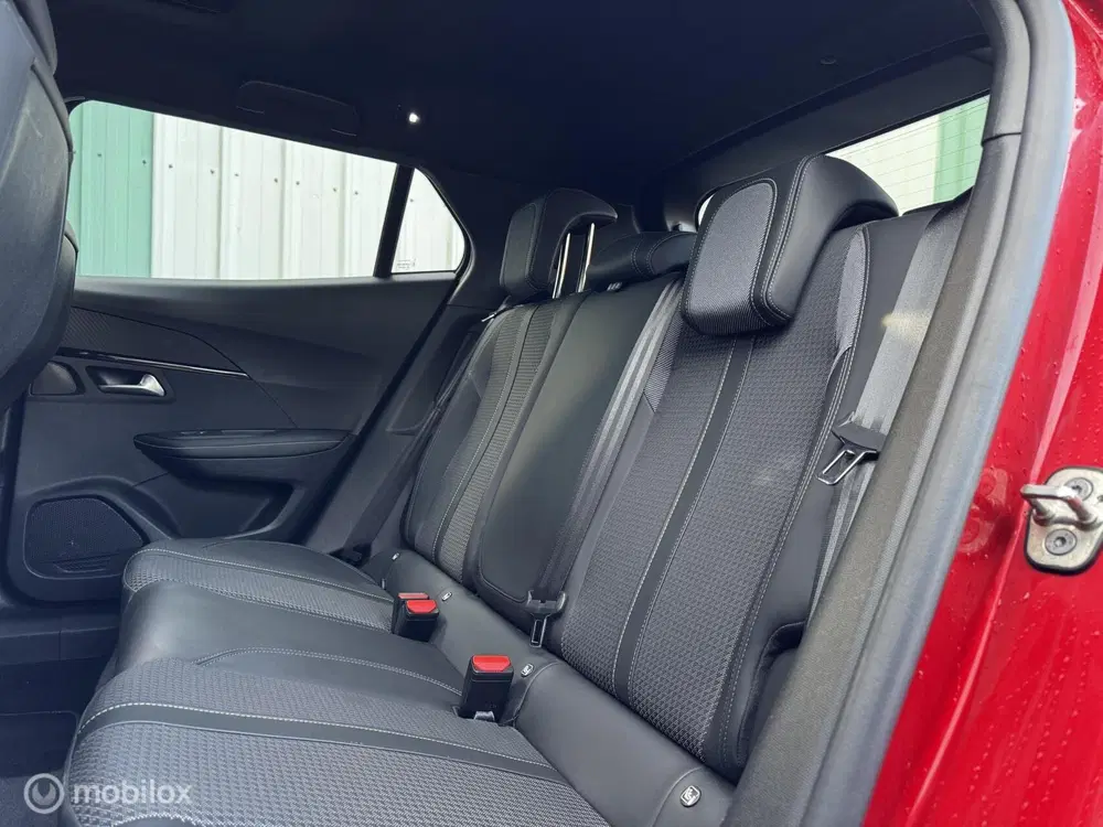 Peugeot 2008 EV GT uit 2021, foto 6