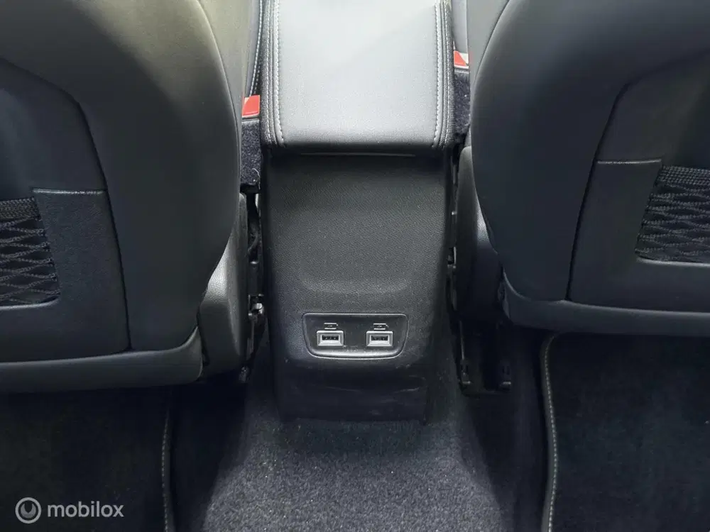 Peugeot 2008 EV GT uit 2021, foto 7