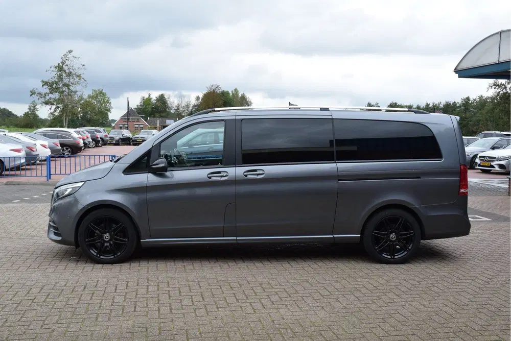 Mercedes-Benz V-Klasse 300d Extra Lang DC Avantgarde AMG PAK uit 2021, foto 2