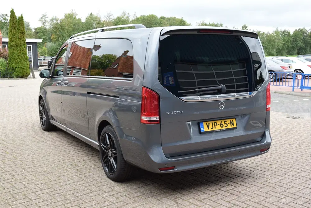 Mercedes-Benz V-Klasse 300d Extra Lang DC Avantgarde AMG PAK uit 2021, foto 3