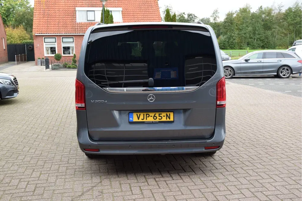 Mercedes-Benz V-Klasse 300d Extra Lang DC Avantgarde AMG PAK uit 2021, foto 4
