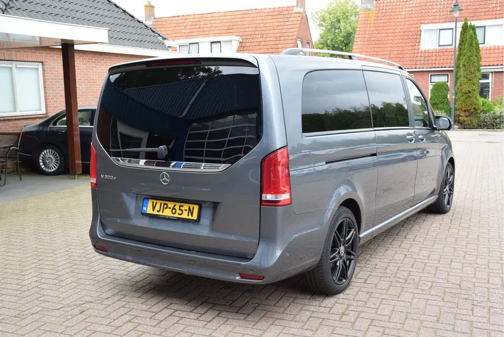 Mercedes-Benz V-Klasse 300d Extra Lang DC Avantgarde AMG PAK uit 2021, foto 6