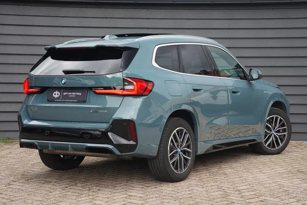 BMW X1 xDrive25e uit 2023, foto 2