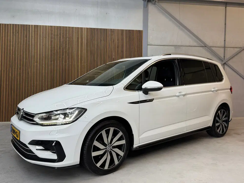 Volkswagen Touran 1.5 TSI Highline Business R-LINE 7p AUOTMA uit 2019, foto 2