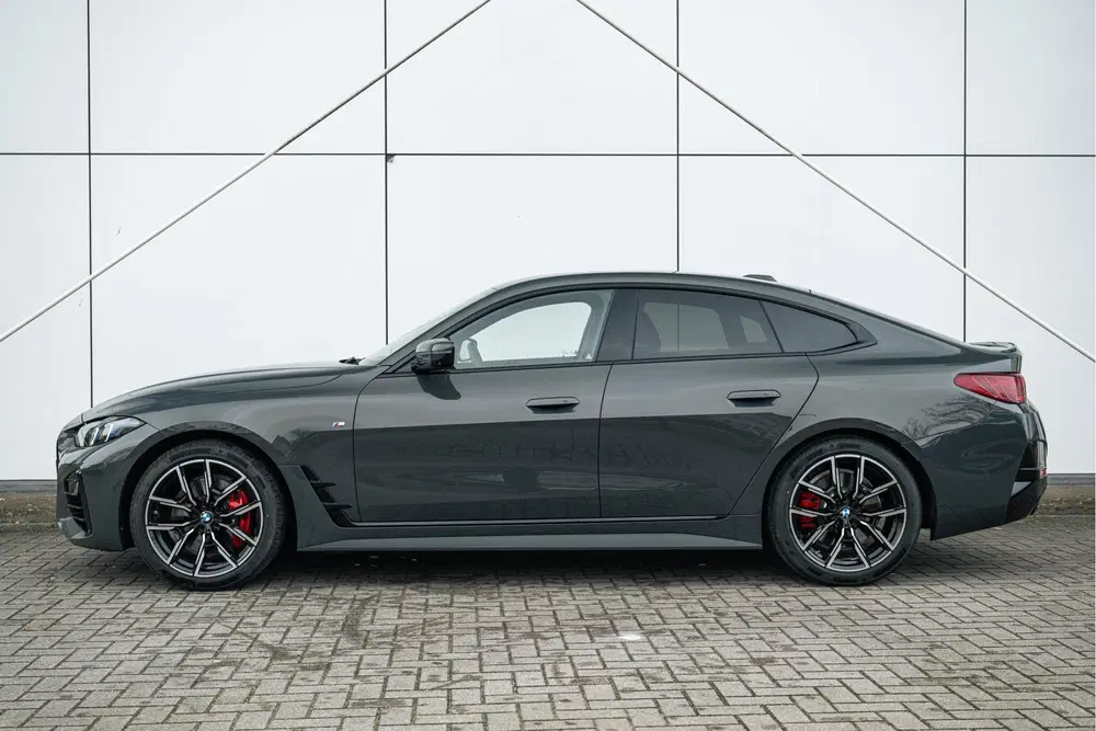 BMW 4-serie Coupé 420i High Executive M Sport Automaat uit 2026, foto 2