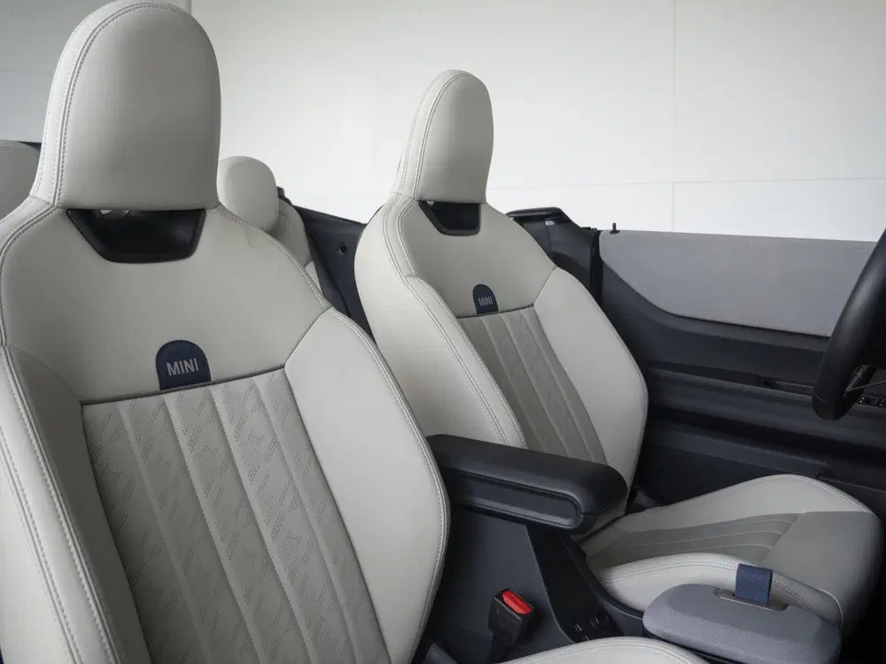 Mini Cabrio Cooper C Favoured uit 2026, foto 4