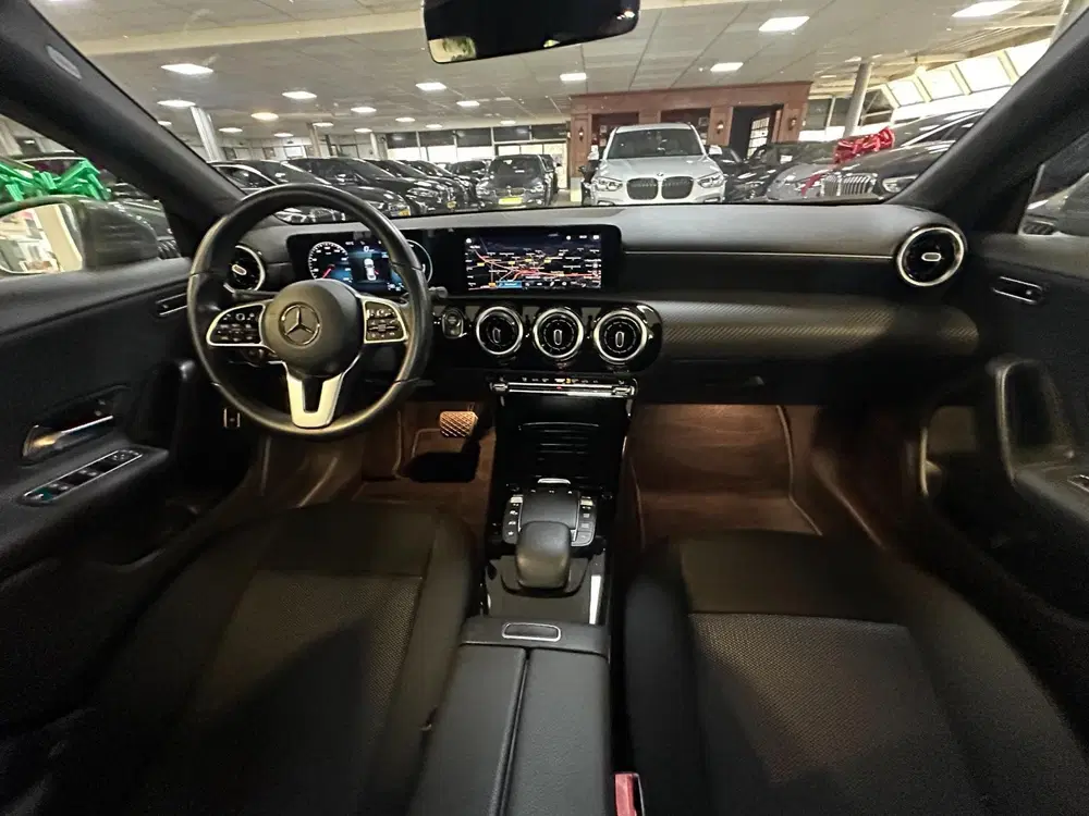 Mercedes-Benz CLA 180 Business Solution uit 2020, foto 2