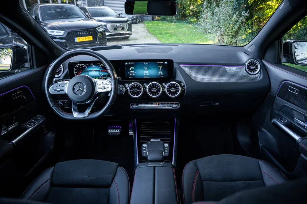 Mercedes-Benz GLA 250 e AMG Line uit 2022, foto 2