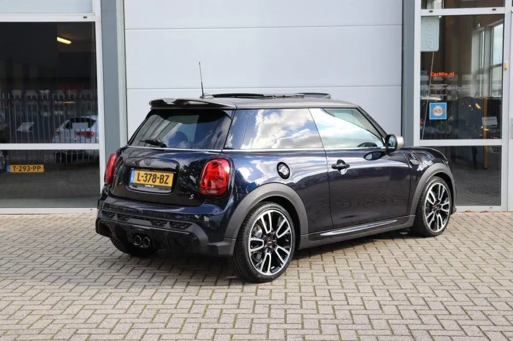 Mini Cooper S COOPER S 2.0 COOPER S JCW AUT uit 2021, foto 2