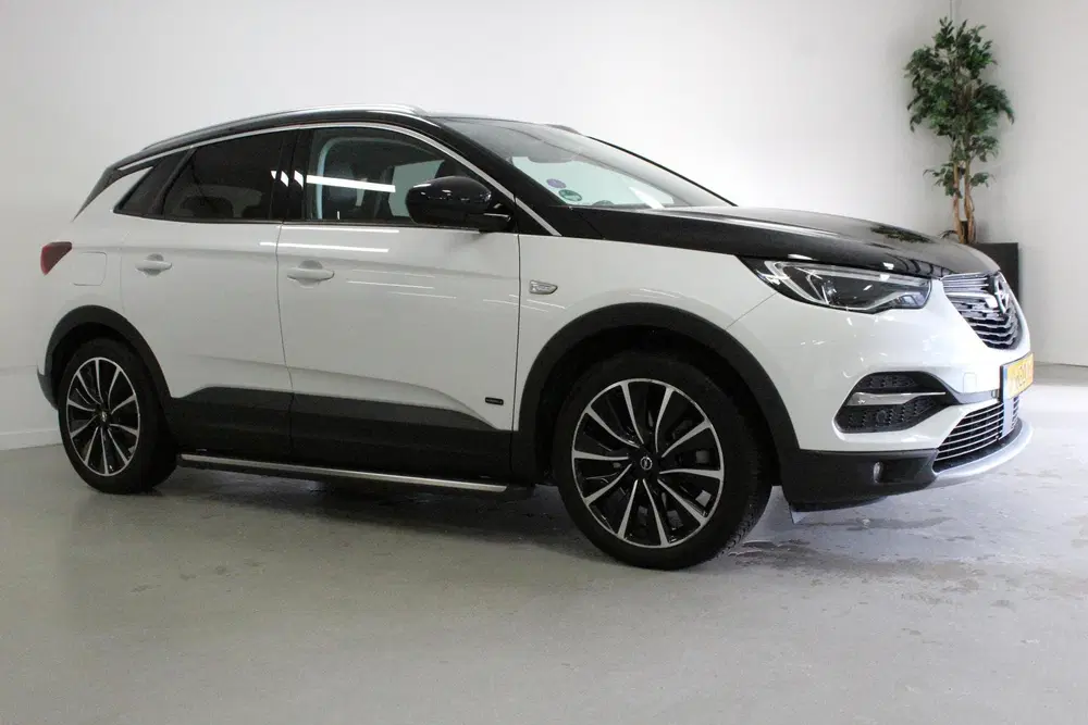 Opel Grandland 1.6 Turbo Hybrid4 Ultimate uit 2020, foto 2