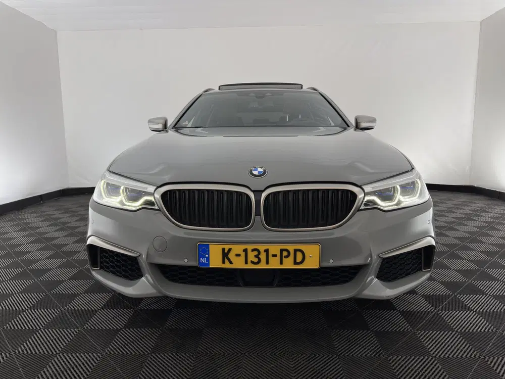 BMW 5-serie 5 Serie Touring M550d xDrive M-Sport-Styli uit 2020, foto 2