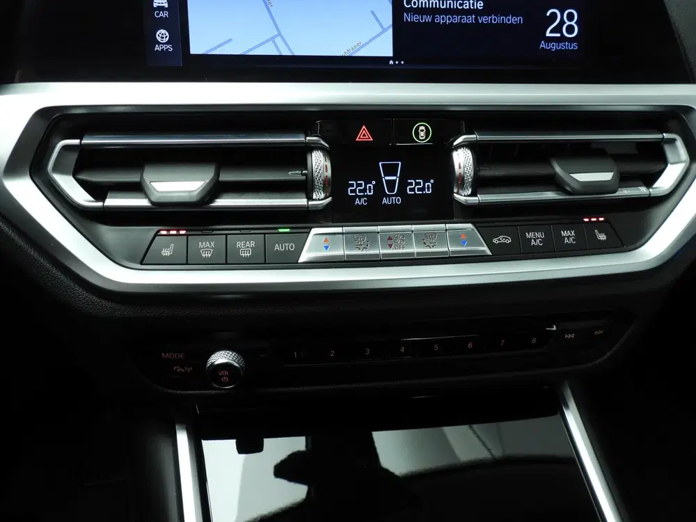 BMW 3-serie Sedan 330e uit 2019, foto 14